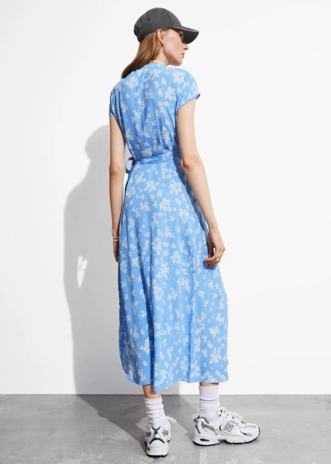 & Other Stories Robe Midi Portefeuille à Motif Imprimé bleu Hot