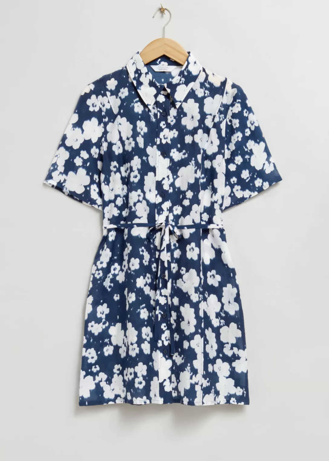 & Other Stories Robe-chemise Motif fleuri bleu foncé/blanc Best